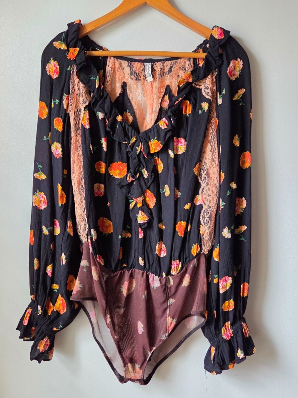 EUC FREE PEOPLE FLORAL V NECK RUFFLED LACED LONGSLEEVES BODYSUIT SIZE M